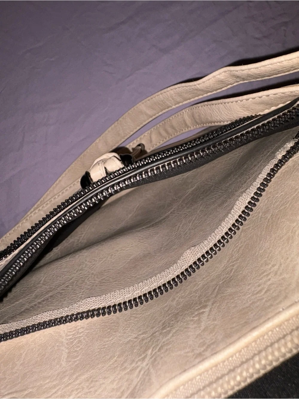 Sam & Hadley Cream Pebbled Faux Leather Expandable Hobo Shoulder/cross body Bag
